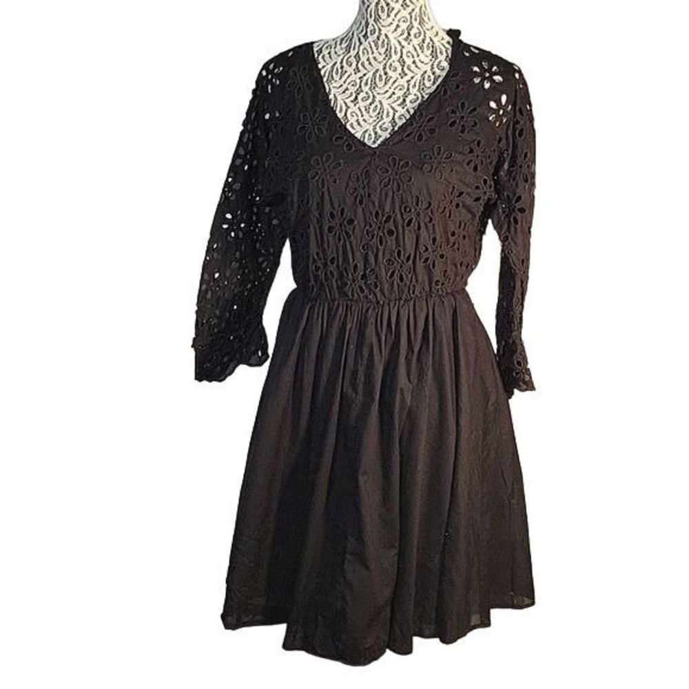 VERA WANG Designer Eyelet Dress V Neck 3/4 Sleeve Fit & Flare Black Dress M sexy